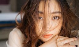 Hoa hậu Mỹ Linh mừng tuổi mới bằng bộ ảnh 'sương sương', mắt đen môi trầm dịu ngọt