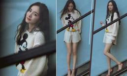 Dương Mịch khoe nhan sắc ngày càng lên hương, dẫn đầu xu hướng với áo len chuột mickey và bông tai lưới 