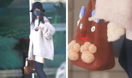 'Nữ hoàng sân bay' Dương Mịch lộ đôi chân nõn nà, mang theo món phụ kiện siêu đáng yêu