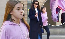 Suri đau lòng vì bố Tom xuất hiện bên con trai nuôi, mặt buồn rười rượi dù được mẹ cho đi dạo phố