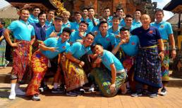 Dàn cầu thủ Việt Nam và thầy Park Hang-seo mặc sarông khi đi thăm đền ở Indonesia