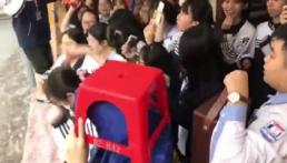 Đẩy xe bị ngập trong mưa lũ, nam sinh được nhóm bạn cổ vũ hết mình trong nền nhạc 'Đi đu đưa đi'