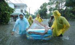 Nghệ An: Mưa lớn ngập lụt, chú rể cùng nhà trai dùng phao đưa sính lễ sang nhà gái
