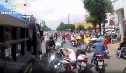 Xe tải lùa hàng loạt xe máy đang dừng chờ đèn đỏ ở ngã tư khiến nhiều người thất kinh