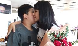 Lại thêm một góc mặt của con trai Việt Trinh: Cao lớn và ra dáng đàn ông khi ôm hoa tặng mẹ