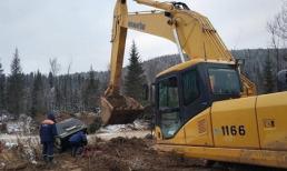 Két vàng 18kg bất ngờ phát lộ dưới dòng nước, cả công trường rúng động