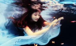 Mỹ nhân được mệnh danh là 'nàng tiên cá' ngoài đời thực khi chỉ thích múa hát dưới nước