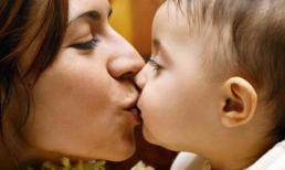 Hôn con mỗi ngày, mẹ trẻ tá hỏa đang truyền vi khuẩn gây ung thư cho con yêu