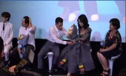 Thấy Diệu Nhi loay hoay với chiếc đầm quá ngắn, Issac có hành động không thể ngôn tình hơn