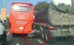 Bon chen vào giữa ô tô khách và xe ben, thanh niên đi Exciter suýt mất mạng 