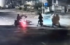 Giật túi xách không được, băng cướp lấy luôn xe máy nạn nhân tại TP.HCM