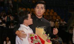 Nguyên Khang được fan động viên sau khi đọc sai tên quán quân Giọng hát Việt nhí 