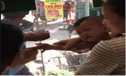 'Nín thở' xem clip giải cứu em bé bị kẹt ngón tay vào cửa kính siêu thị