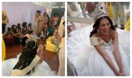 Trái với sân khấu lộng lẫy, Phương Khánh và thí sinh Hoa hậu Trái đất 2019 ngồi la liệt trong hậu trường