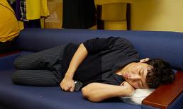 Ngày thường hào nhoáng, Trấn Thành khiến fan xót xa vì hình ảnh mặt mộc, nằm co ro ngủ trước giờ diễn