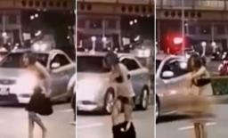 Cãi nhau với tài xế taxi, người phụ nữ tự lột ngay giữa đường để 'dằn mặt'