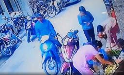 Mải lúi húi chọn hoa cúng mùng 1, người phụ nữ bị cuỗm túi xách trong cốp xe mà không hề hay biết