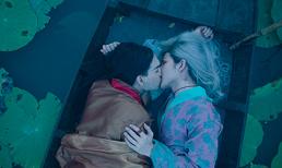 Trung Quân hôn say đắm mĩ nam, dân mạng nháo nhào: Chỉ có đàn ông mới mang lại hạnh phúc cho nhau