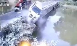 Tông trúng xe 3 bánh trên cầu hẹp, ô tô 7 chỗ lao thẳng xuống hồ khiến nhiều người hỗn loạn