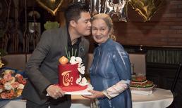 Ca sĩ Quang Dũng xúc động khi lần đầu tổ chức sinh nhật mừng tuổi 80 của mẹ ở TP HCM.