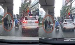 Mặc kệ cô gái van xin, 2 tài xế xe ôm vẫn 'hôi tiền' một cách trắng trợn