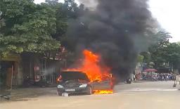 'Xế hộp' cháy rụi khi thợ kích nổ ắc quy gây phóng điện