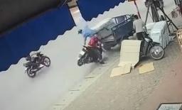 Cắm mặt vào điện thoại khi lái xe máy, nam thanh niên tông thẳng vào ba gác đang bốc hàng