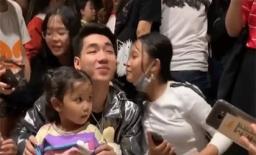 Bị fan nữ hôn trộm, K-ICM đã có pha né 'thính' đỉnh cao khiến cộng đồng mạng bái phục