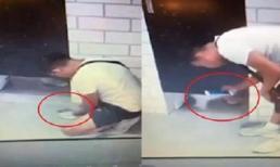 Kẻ biến thái quay lén gái xinh trong phòng thử đồ ở trung tâm thương mại gây bức xúc