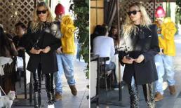 Bà xã Justin Bieber sang đẹp rạng ngời, đối lập chồng lặng lẽ túm quần theo sau