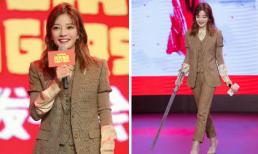 Triệu Vy hóa 'soái tỷ' trong buổi họp báo phim đánh dấu sự trở lại màn ảnh 