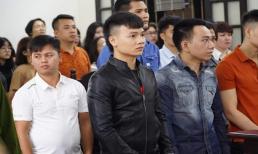 Hàng trăm người tập trung tại tòa để theo dõi phiên xử Khá Bảnh