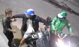 Nam thanh niên bị 2 đối tượng dí dao cướp điện thoại và xe máy trong hẻm vắng ở Sài Gòn
