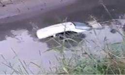 Đổ dốc khi đang tập lái, nữ học viên cho cả ô tô và thầy lao xuống mương