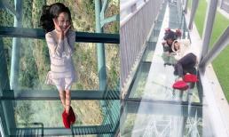 Du khách phấn khích trải nghiệm đi trên cầu kính cao nhất Việt Nam