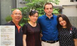 Nghệ sĩ Trung Dân hạnh phúc khoe thiệp cưới của con gái với chồng Tây