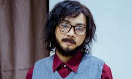 Hoài Lâm lộ diện với râu tóc bù xù, làm nhân viên phục vụ còn vấp ngã trong quán nước