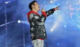 Mặc cơn sốt 40 độ, Justatee vẫn cực sung cùng hơn 10.000 fan tại đại tiệc âm nhạc của Highlands Coffee