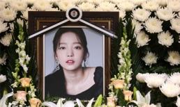 Gia đình, đồng nghiệp tiễn biệt Goo Hara, khóc trong lễ tang kín đáo đưa cố nghệ sĩ về nơi an nghỉ cuối cùng