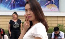 Biểu cảm hài hước của Hồng Diễm ở hậu trường cảnh quay căng thẳng trong 'Hoa hồng trên ngực trái'