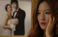 Nhìn trong đám người đón dâu không có chú rể, tôi linh cảm có điều chẳng lành xảy ra với anh ấy và khi biết sự thật tôi như phát điên lên