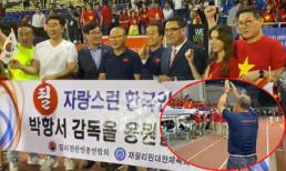 Khoảnh khắc đáng nhớ: CĐV Hàn giương cao cờ Việt Nam và hành động đầy ý nghĩa của HLV Park Hang Seo