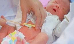 Các bước đúng để tắm cho bé trước khi dây rốn rụng