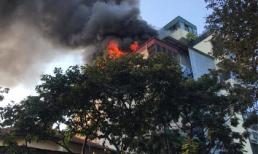 Cháy lớn tại quán Karaoke trên phố Hà Nội, nghi do đốt vàng mã