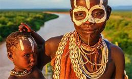 Bộ lạc nguyên thủy mạnh nhất thế giới: xé xác dã thú bằng tay, ngồi xổm để sinh con cái