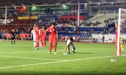 Giở tiểu xảo bất thành, trung vệ Singapore bị Hà Đức Chinh dạy cho bài học