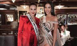 Fans Việt phấn khích trước khoảnh khắc Hoàng Thùy đọ dáng cùng Miss Universe 2018