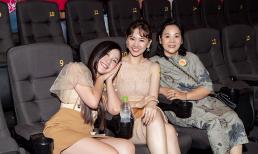Chồng bận dẫn hội bạn thân đi thảm đỏ, Hari Won vẫn được mẹ ruột và em chồng đến tiếp sức tinh thần