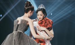 Ngọc Trinh bất ngờ trao vương miện 'Miss showbiz International 2019' cho Chi Pu