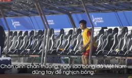 Chứng kiến đồng đội 'hạ sát' Campuchia, Quang Hải nghịch bóng cho đỡ ngứa ngáy chân tay